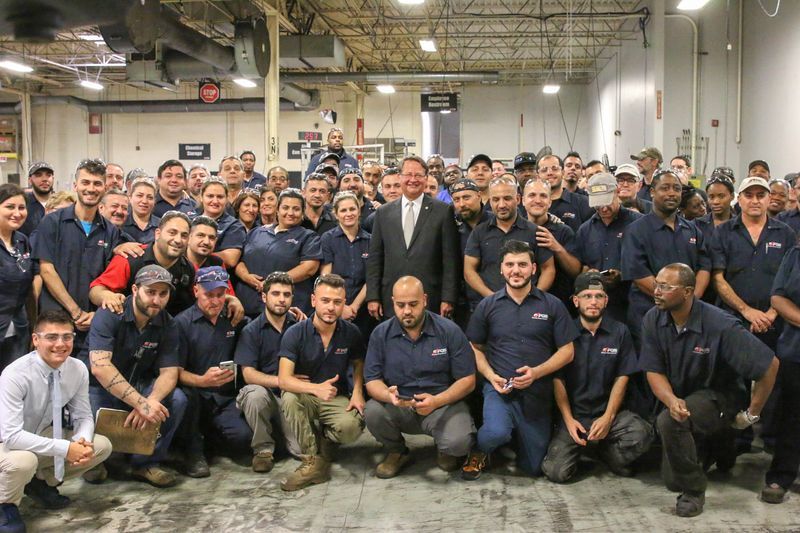Der Senator von Michigan, Gary Peters (Vorsitzender des Ausschusses für Innere Sicherheit) mit der PGS-Familie!