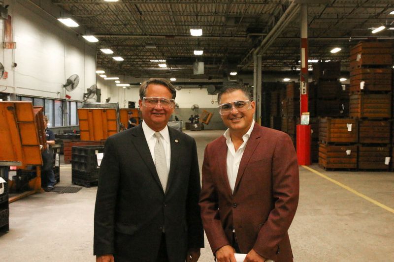 Unser Präsident, Richard Najarian, mit Senator Gary Peters in der PGS-Fabrik.